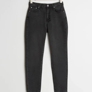 Gråa mom jeans  - Grå mom jeans från ginatricot storlek 34 och går lite ovanför anklarna på mig son är 166