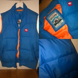 Väst  - Cool blå väst som är orange inuti. Kommer från Abercrombi & Fitch i stl S men passar på mig som brukar ha M💙 Perfekt skid väst❄️⛷🎿 litet hål på baksidan kan skicka bättre bilder. Köparen står för frakten👍🏼💗 om fler är intresserade får högsta bud☺️