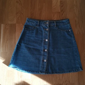 Kjol från vero moda - Jeanskjol med knappar köpt på Vero moda. Nypris ca 300 kr. Säljer nu för 60 kr plus frakt. Knappt använd. Pris kan diskuteras vid snabb affär! 
