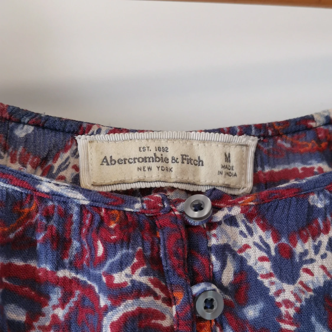 Off shoulder tröja med axelband.  - 91