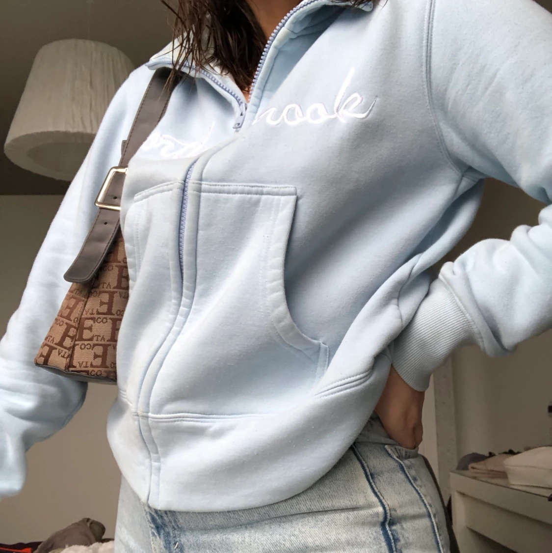 Ljusblå sweatshirt med dragkedja