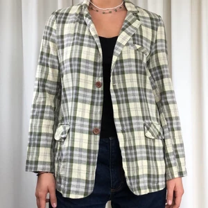 Rutig kavaj - Rutig kavaj i skönt material. Fickor framtill och slits bak💘