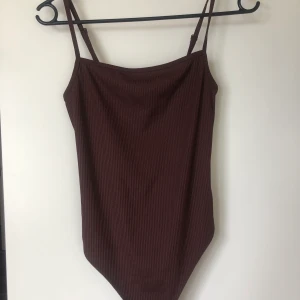Brun body från gina - Brun ribbad body från Gina, knappt använd, storlek m, pris: 50kr
