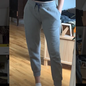 Tommy Hilfiger mjukisbyxor stl M - Gråa mjukisbyxor från Tommy Hilfiger köpta för ca 1 år sedan. Inga synliga fläckar eller liknande. Nypris 700-800kr. Frakt tillkommer.
