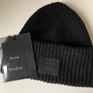 Acne mössa - Svart mössa från acne. Krympte något i tvätten men syns knappt på