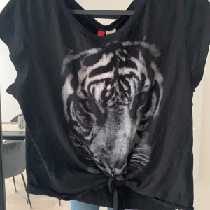 Tiger t-Shirt  - Snygg t-Shirt med Knut ! 