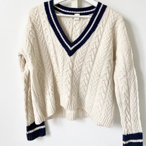 Kabelstickad v-ringad pullover från H&M, slutsåld!  - Nyskick, ullblandning, kortare i modellen. Högsta bud vinner, kommentera ditt bud! Avslutar kl18 den 11/10 !