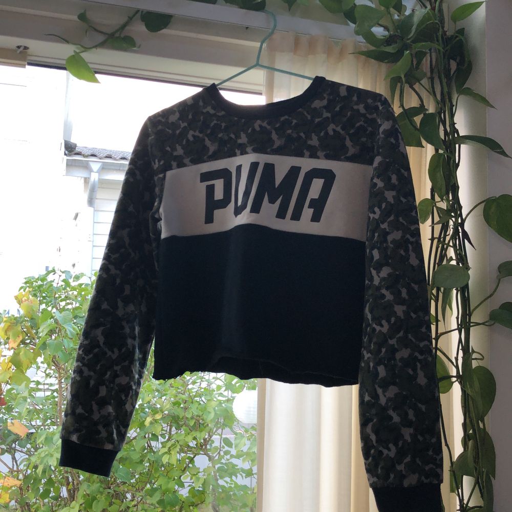 Croppad sweater från Puma! Skulle säga storlek XS/S🖤. Tröjor & Koftor.