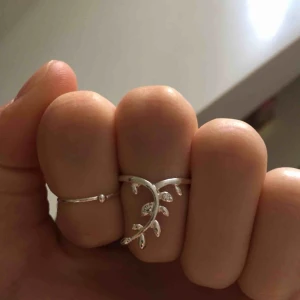  - Jättefina ringar, 20 för ringen med blad, resten 10kr styck, alla för 50💘💘