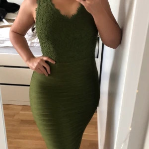 Klänning  - Det är en design klänning köpte den från stockholm för 2000kr men har aldrig använt den. Fin oha på nån date eller a big day på jobbet 🥰