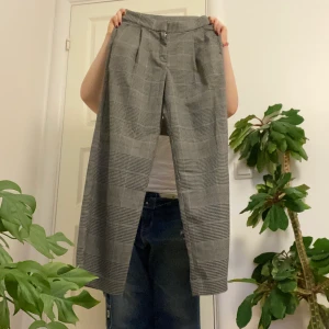 Kostymbyxor - Grå, svart och brun rutiga kostymbyxor från monki. Kan tyvärr inte visa dem på då de är strlk 34 och alldelles för små för mig. Vida/baggy straight. 99 kr + frakr