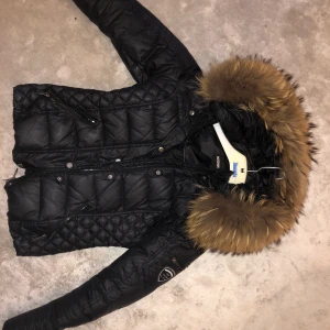 Rockandblue - Tänkte sälja den här jackan , den är cirka 2 år gammal men  snålt använd . Den är i jätte bra skick och köpte den för 2900kr men tänkte sälja för 1000 kr eller mindre beroende på om nån är intresserad.