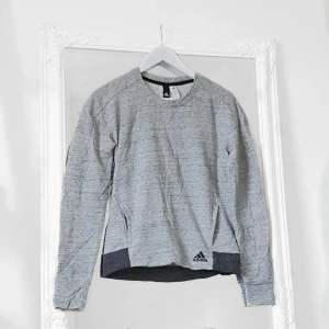 Adidas tröja xs - Färg: grå melerad.  Strl: XS.   En helt ny tröja från Adidas Original. Två fickor framtill. Logo på nedre vänster framsida. Rundad hals. Aldrig använd! NY!!!