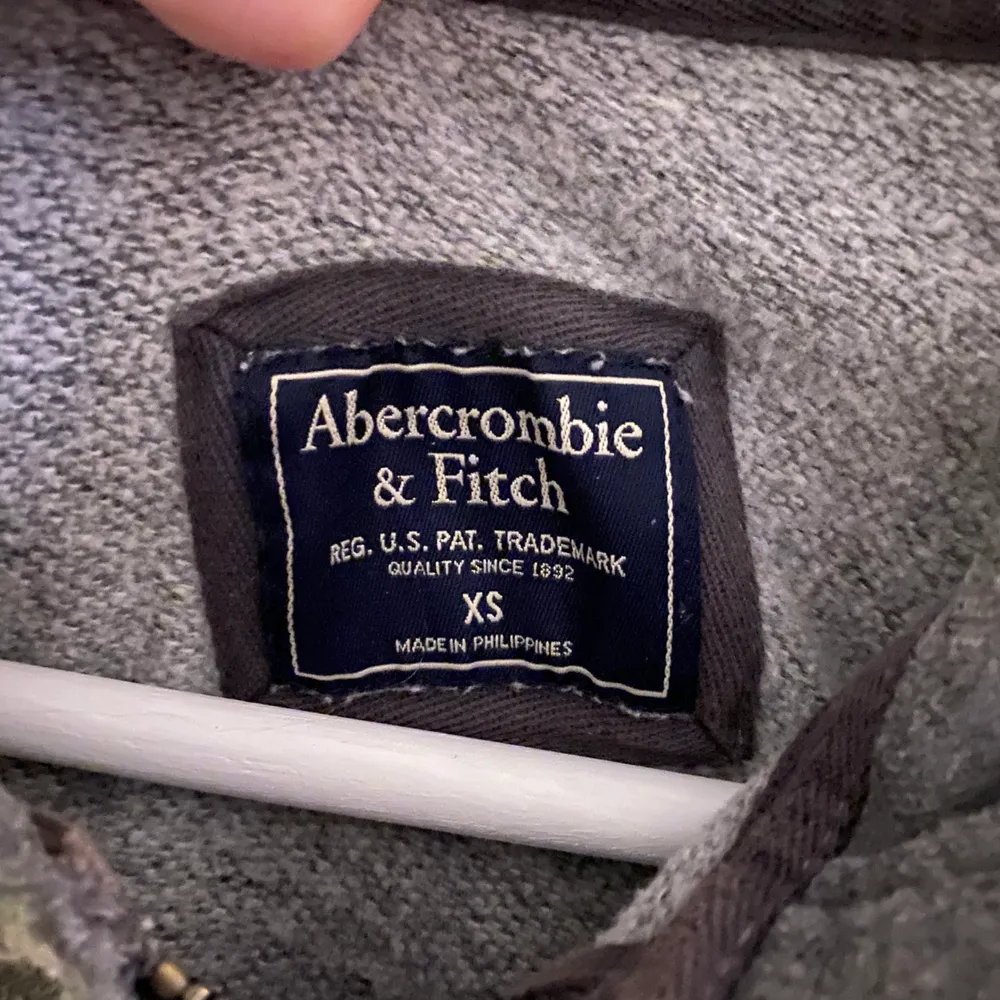 Ett fint grått mjukis set från Abercrombie and Fitch i bra skick, kan köpa tröjan och byxan separat för 100kr st (köparen står för frakten💘) . Övrigt.