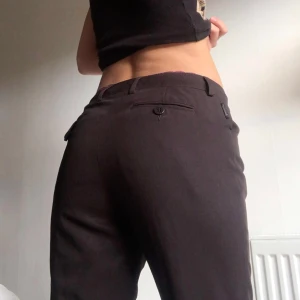 Moncler konstymbyxor - Moncler byxor som jag säljer för de är för korta för mig som är 173. Raka i modellen och lågmidjade. Skitsnygga. Hör av dig om du är intresserad. Skulle säga att det är storlek S, fast det står 40 på lappen. 