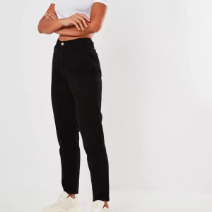 Svarta momjeans från Missguided - Mom jeans från Missguided i storlek 38. Sitter så fint. Egna bilder kan tas vid intresse! Fint skick, knappt använda pga har mycket andra jeans! Pris 100kr