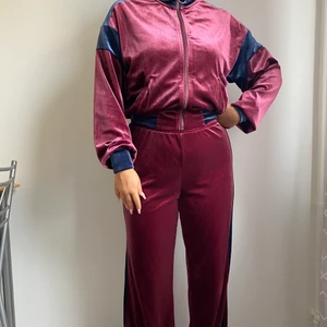 Co-ord set  - Vinrött och blått skiiiiitnajs set! Det är galet skönt,sparsamt använt.