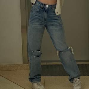 Säljer ett par jeans från Gina tricot. Jeansen är använda endast en gång och är i perfekt skick. Köpta för 600 kr💗köparen står för frakt