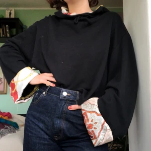 Hoodie med utsvängda armar - Tunn jättefin hoodie med utsvängda armar och siden inuti luva och armarna. Denna är så cool och speciell! Får alltid kommentarer när jag bär den på stan😍satt pris eller högst bjudande gäller! Köparen står för frakt💞