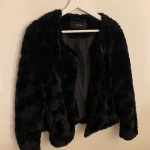 Vero Moda pälsjacka strl XS - Nyskick. Väldigt normal i storleken 