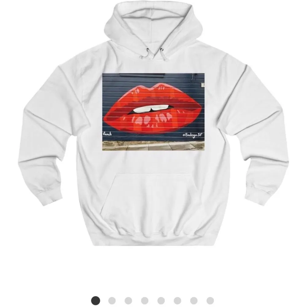 Säljer nu min thecoolelefant hoodie ”lips”. Väldigt mjuk och perfekt passform. Har använt den varsamt och inga fläckar finns på den. Nypris är 600kr. Säljer den minst för 179kr och frakten ingår. Buda i kommentarsfältet, för mer information eller bilder skriv privat. . Hoodies.