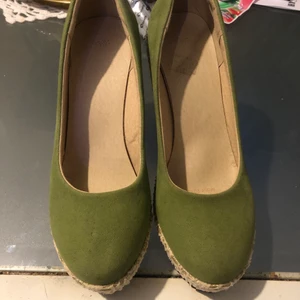 Kilklackar - Helt oanvända kilklackars skor storlek 35. Köparen står för frakten.