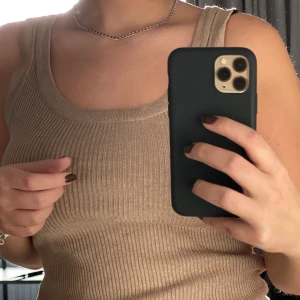 Ett brunt linne strl S - Aldrig andvänt då jag råka beställa två och orkade aldrig lämna tillbaka andra! Men ett snyggt ljusbrunt linne 