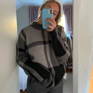 Stickad tröja - Stickad jätteskön tröja i storlek L men är som en M. Köpt för 400kr , nästan aldrig använd😊