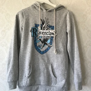 Ravenclaw hoodie - Din ravenclaw hoodie som är väldigt sparsamt använd, fortfarande ”fluffig” inuti. Storlek XS men passar XS-M. Skriv om du vill ha fler bilder 🥰
