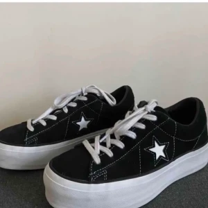 One star platforme converse  - Ett par trendiga one star platform converse , slutsålda nästan överallt och är i princip nyskick 💕