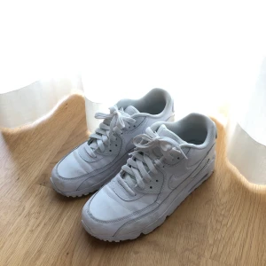 Nike Air Max  - Säljer mina snygga Nike Air Max då de är lite för stora och därför inte kommer till användning. De är bara använda ett fåtal gånger. Nypris 1199kr. Frakt tillkommer😊💞 priset kan diskuteras
