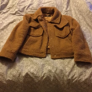 Helt oanvänd skön Teddy jacka - En Teddy Jacka från Gina och har använt den bara EN enda gång✨. Då nu jag säljer på grund av ingen användning för. Extremt bra skick , inga märken eller nått osv. 🥰 Frakt tillkommer! Priset jag köpte den var för 500kr