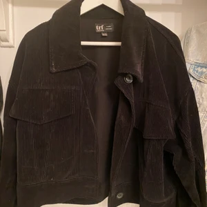 Manchester jacka - svart Manchester jacka från zara. Bra skick. Kortare modell som ni ser på bilden!