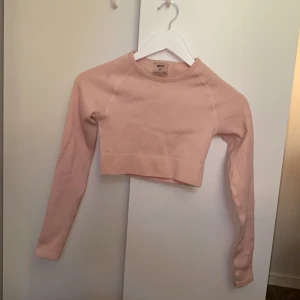 Rosa tränings tröja - En super snygg/söt rosa tränings topp som är croppad! Råkade beställa felstorlek, finns ej kvar på hemsidan! Men nypris 499kr.Frakt ingår