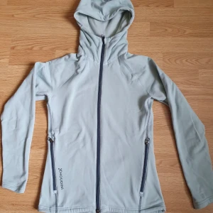 Houdini power XS - Säljer min power fleece Houdini i stl XS.  Hel, ren och i bra skick. Knappt använd vilket är synd då den är så fin! En fin ljusgrön färg som är perfekt till skid-eller skoteråkning💖  Nypris är 2000kr men säljer den för 700kr! Priset kan diskuteras vid snabb affär🥰🥰 bjuder på frakten också! Skriv privat för fler bilder 💗 