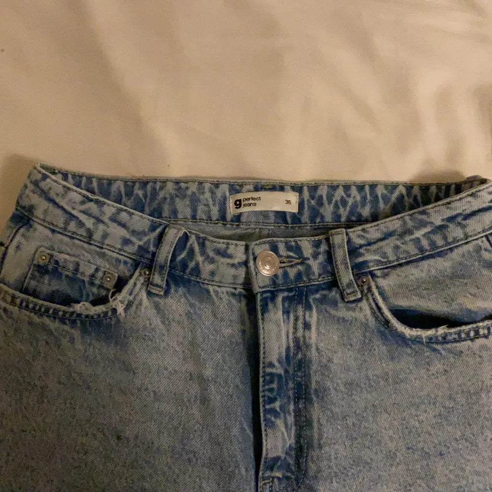 Säljer dessa snygga jeans från Gina, de är använda men skulle inte säga att det finns några som helst slitningar eller några andra fel! Säljer pga att jag har ett par liknande😋 hör av er om ni vill ha fler bilder eller om ni har några frågor🥰.                                Nypris:499, mitt pris: 200 inkl frakt❣️. Jeans & Byxor.