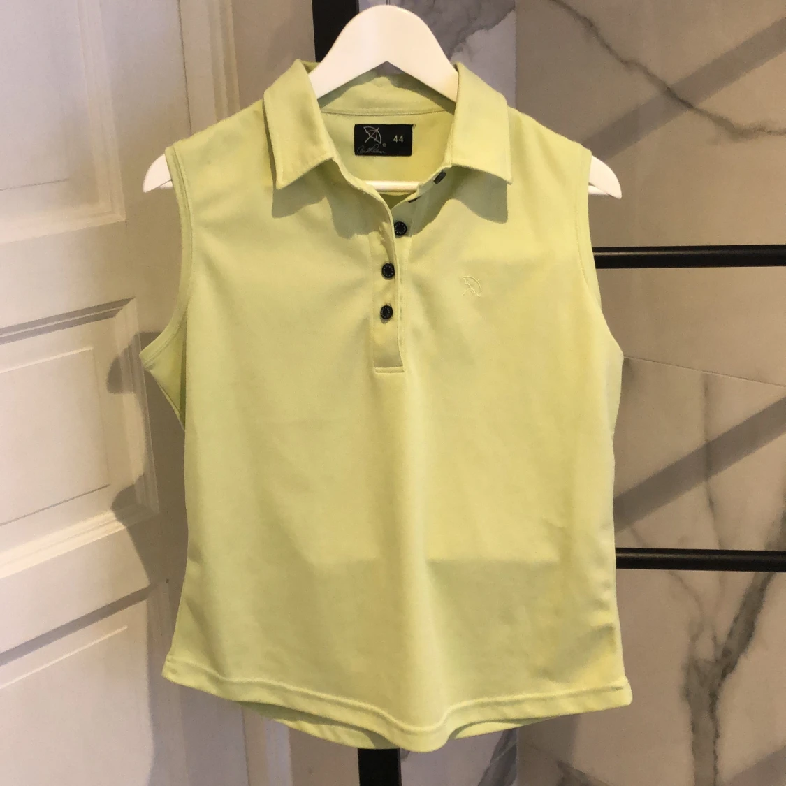 Grön väst med krage