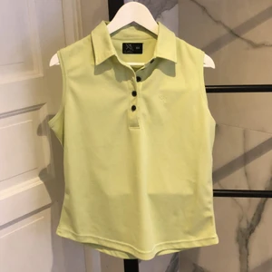 Grön väst med krage - Vintage ”väst” i ljusgrönt. Storlek 44 men passar från S, beror på hur man stylar. Väldigt snygg instoppad! Starbud 105kr+ frakt💕 Kan eventuellt mötas upp i Stockholm om önskat😊