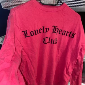 Rosa tröja - Så söt rosa tröja som jag köpt från hm länge sen men som knappt är använd. Super fin 😍 ( FRAKT tillkommer alltid )