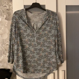 Fin  blus - En fin turkos blus säljer jag nu! Perfekt till hösten! Köparen står för frakten 