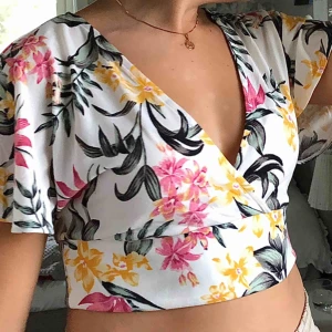  - Blommig crop-top med snörning i ryggen. Otroligt bekväm och gullig, säljes pga att crop-tops aldrig varit min grej, tyvärr:(( Toppen är helt i nyskick precis som när jag köpte den!👍🏼🌸 kommentera gärna vid intresse