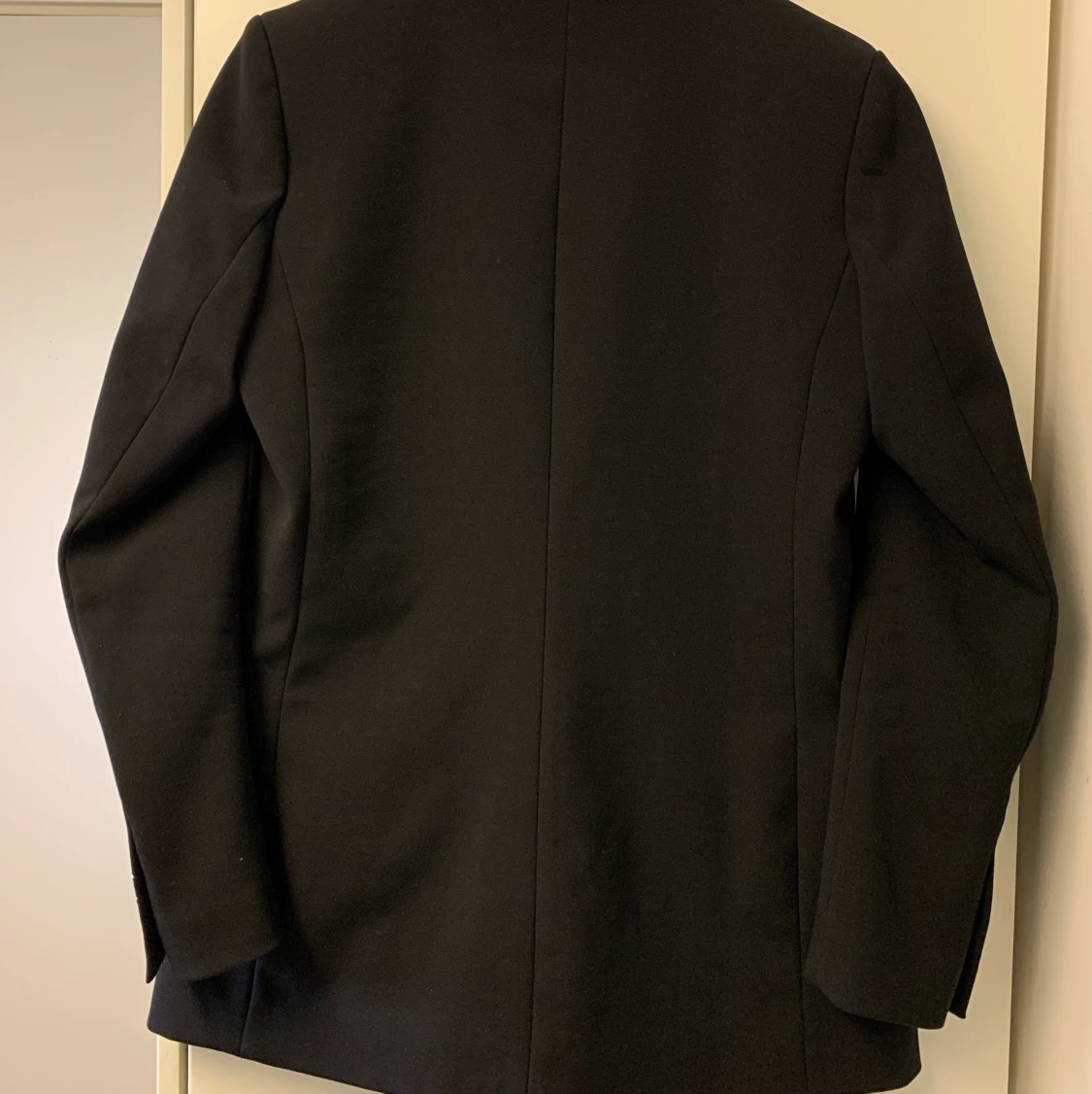 Svart kavaj med gulddetaljer - 90