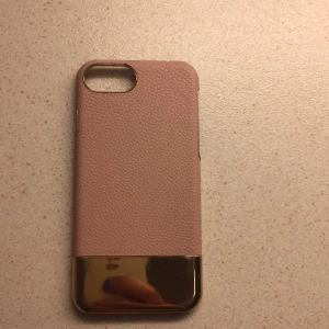 Rosa och gulldigt skal. - Jag säljer detta fina skal för det inte kommer till andvändning,  men det kan vara så att den har lite repor på guldet längst ner❤️