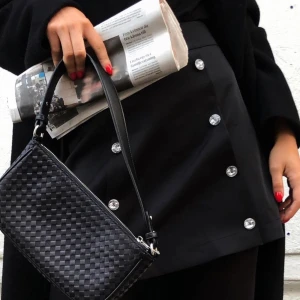 Stilren kjol - En ball men stilren kjol från Cras!! Funkar till de flesta outfits, antingen till fest eller till vardag med en stickad tröja och boots. Passar mig perfekt som har storlek XS-S. BUDA I KOMMENTARERNA🥳🥳🥳😍