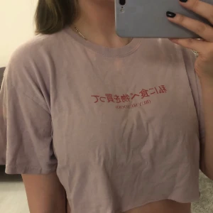 Croppad tröja - Tröja som jag har croppat själv! Köpt på skinny dip i London. Har tyvärr hamnat lite blekningsfläckar runt kragen men det ger en cool look! Storlek L! Köpare står för frakt <333