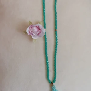 Halsband pärlor grön turkos  - Stretchig halsband. Tar Swish och Paypal Postas genast och skickar video/bild bevis. Säljer även via Tradera @superbarnen  Instagram @emilysmycken 