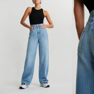 Säljer dessa trendiga jeans från Gina Tricot då dom inte används längre. Väldigt bra passform samt skit snygg blå färg. Säljer för 500 kr men priset kan diskuteras. 