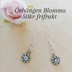 Örhängen Blomma  - Örhängen Blomma med strass. Finns oxå matchande halsband ! Beställning via DM Tar Swish och Paypal Postas genast och skickar video/bild bevis. Säljer även via Tradera @superbarnen  