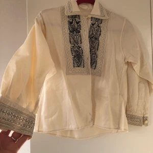 Broderad 70-tals skjorta  - Så fin vintage 70-tals skjorta!! Tyvärr är den lite för liten för mig 💔💔                                                      Köpt online men aldrig använd av mig. Den har en fläck som kan ses på tredje bilden men som säkerligen går bort i tvätten. Det står ingen storlek i den men jag tror att den skulle passa en XS-S bäst. Kan mötas upp i Uppsala annars står köpare för frakt 😊