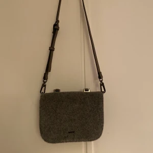 Väska - Grå väska från Parfois aldrig använd